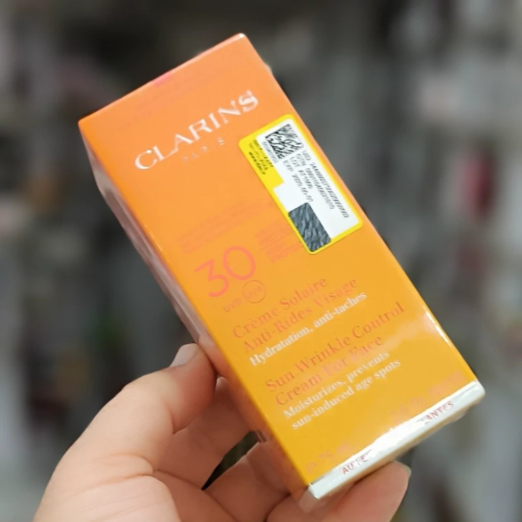 ضد آفتاب رنگی صورت کلارنس SPF30 مدل Sun Wrinkle Control